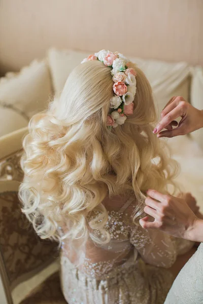 Opłaty za pannę młodą rano w dniu ślubu. Piękna fryzura i opaska wykonana ze świeżych kwiatów — Zdjęcie stockowe