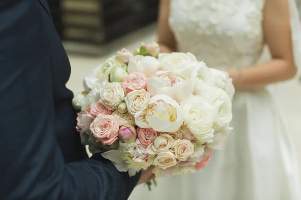 Kytice květin v rukou nevěsty. — Stock fotografie