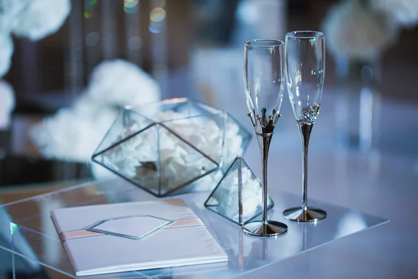 Gafas de boda en el mostrador de inscripción en el lugar de la ceremonia — Foto de Stock