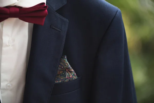 Primo piano di elegante abito formale con giacca grigio scuro con fazzoletto in tasca camicia e cravatta — Foto Stock