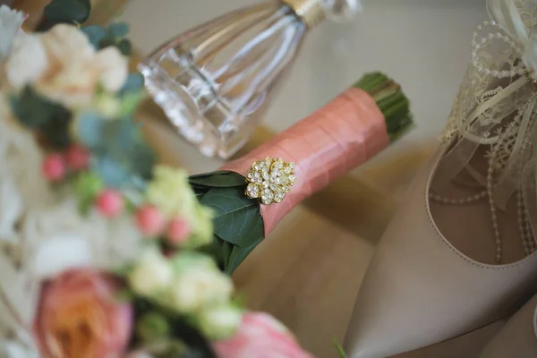 Sapatos de casamento com buquê de flores e perfume . — Fotografia de Stock