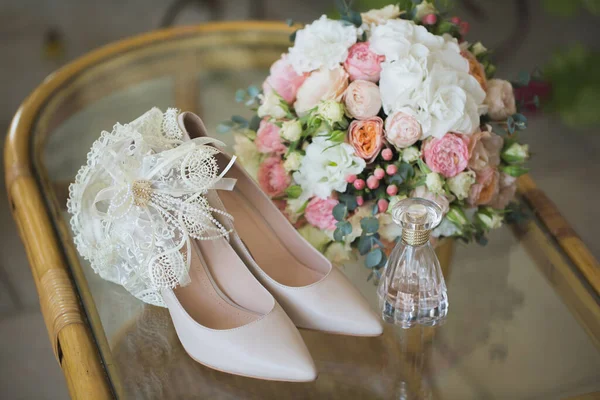 Svatební obuv s kyticí květin a parfémů. — Stock fotografie