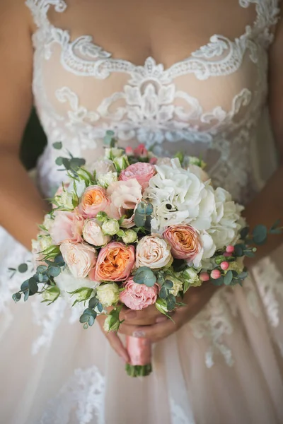 Közelkép egy csokor virágról a menyasszony kezében. — Stock Fotó