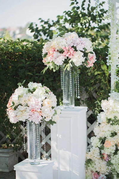 Hermosa ceremonia de boda en el parque. Decoración de flores y cuentas de cristal — Foto de Stock