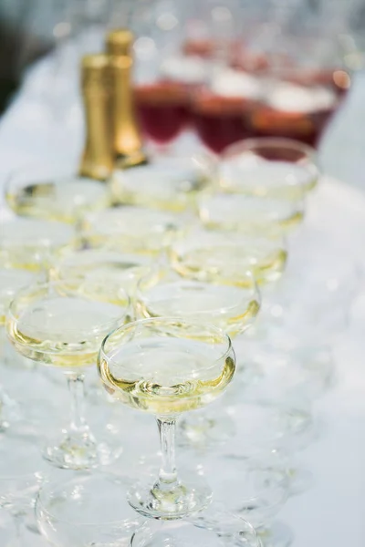 結婚式のレセプションでシャンパンの多くのガラス — ストック写真
