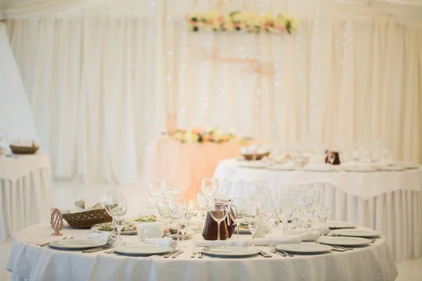 Bellissimi bicchieri di vino e champagne nel ristorante — Foto Stock