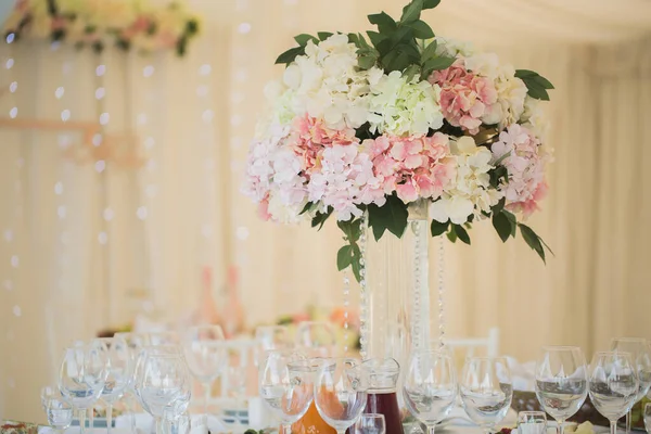 Vasen mit Blumen auf dem Hochzeitstisch — Stockfoto