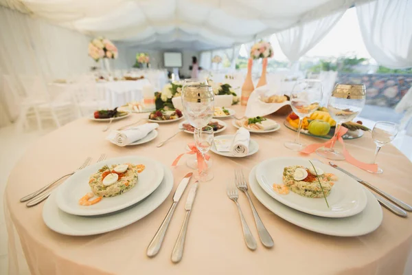 Bella sala banchetti sotto una tenda per un ricevimento di nozze — Foto Stock