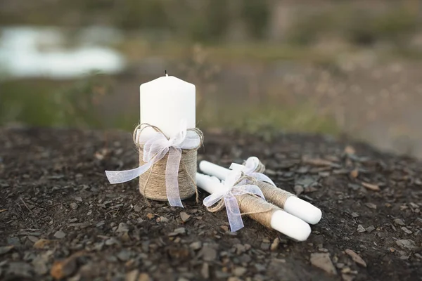 Bruidsdecor in rustieke stijl. Bruiloft kaarsen voor de familie haard, jute decor. — Stockfoto