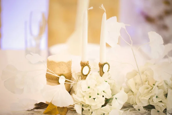 Arredo nuziale in stile bianco e oro con cristalli, pizzi e fiori. Candele nuziali per il focolare familiare. — Foto Stock