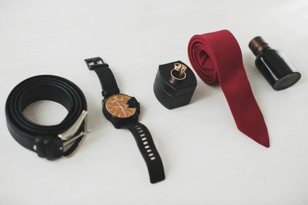 Accessori uomo: cintura, orologio, cravatta e anelli. — Foto Stock