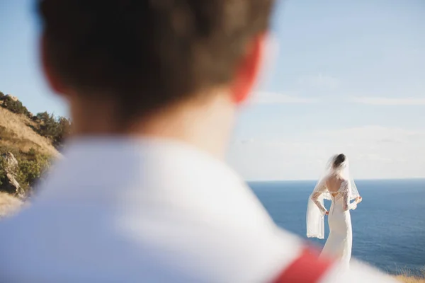 Erstes Treffen von Braut und Bräutigam. Hochzeit. Emotionen Bräutigam beim ersten Treffen mit der schönen Braut. Hochzeitskonzept. — Stockfoto