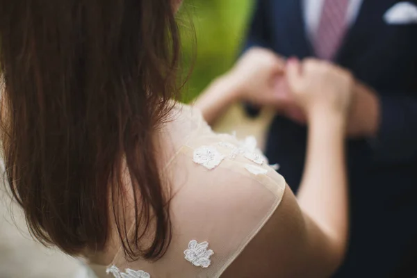 Noiva e noivo andando juntos segurando suas mãos — Fotografia de Stock