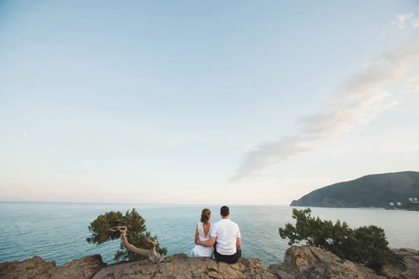 Menyasszony és vőlegény a hegy szélén. az óceánt. tenger — Stock Fotó