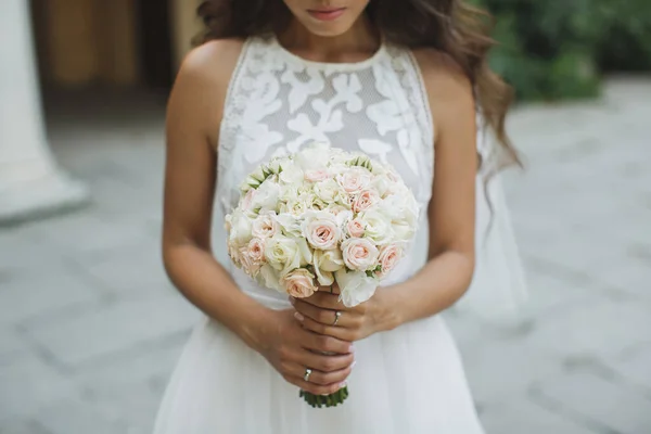 Krásná svatební kytice v rukou nevěsty. — Stock fotografie