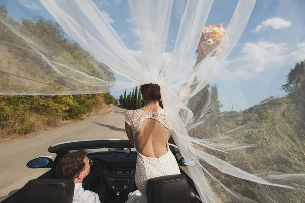 Красивая стильная молодая успешная пара, наслаждающаяся поездкой в автомобиле на свадебной прогулке по тропической стране или острову . — стоковое фото