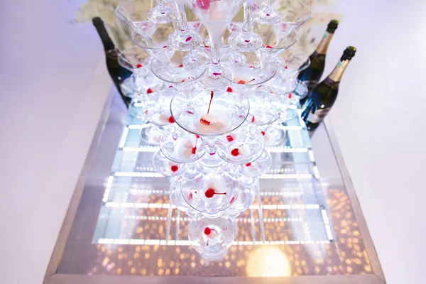 Piramide di bicchieri, ciliegia nel bicchiere. — Foto Stock