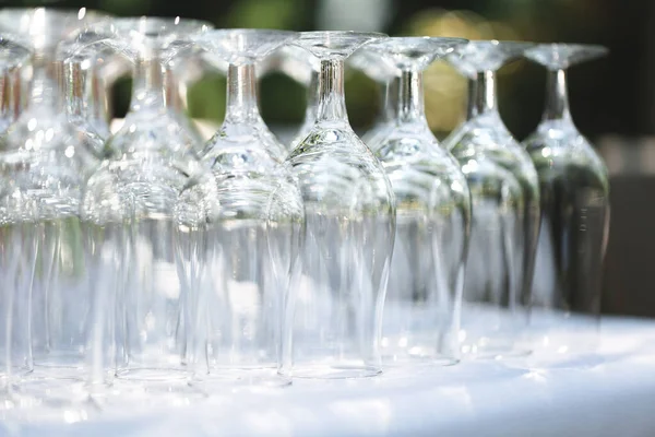 行に表示される空白の空のワイングラスのセット。休日の準備. — ストック写真
