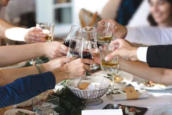 お祝い、食事や休日のコンセプト - ワインのガラスをチリンと手. — ストック写真