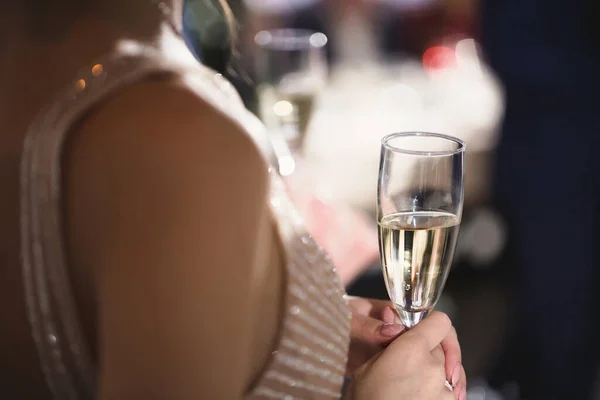花嫁と新郎はシャンパンでいっぱいのクリスタルグラスを保持しています. — ストック写真