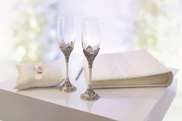 テーブルの上にシャンパンと結婚式のグラス. — ストック写真