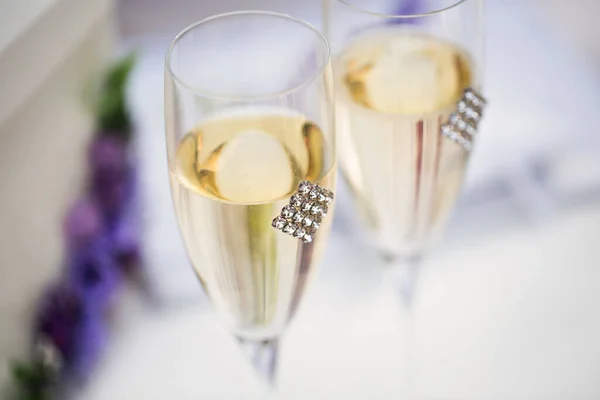 Copas de boda con champán en la mesa . —  Fotos de Stock