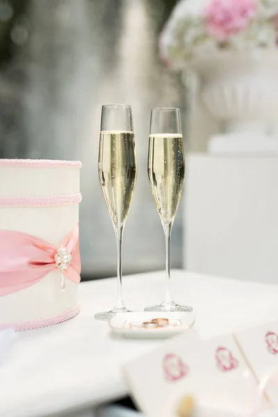 Bicchieri da sposa con champagne sul tavolo . — Foto Stock