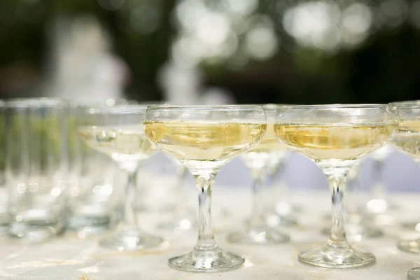Los vasos de alcohol se acercan antes de una fiesta en un café. —  Fotos de Stock