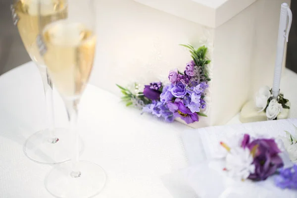 Bicchieri da sposa con champagne sul tavolo . — Foto Stock