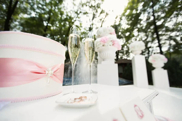 Bicchieri da sposa con champagne sul tavolo . — Foto Stock