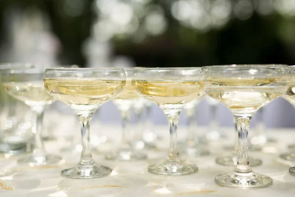 Los vasos de alcohol se acercan antes de una fiesta en un café. —  Fotos de Stock