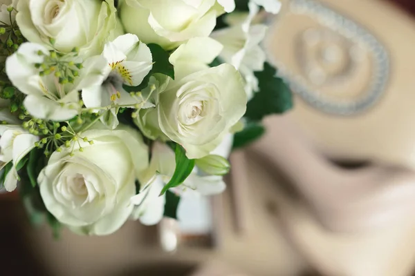 Delicado ramo de boda de flores blancas de cerca — Foto de Stock