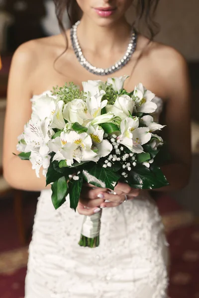 在新娘手中的一束花的特写 — 图库照片