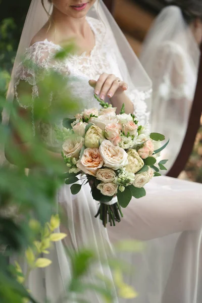 Detailní záběr kytice květin v rukou nevěsty — Stock fotografie