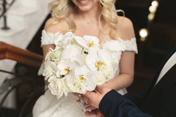 花嫁の手の中に豪華な白いウェディング花束 — ストック写真