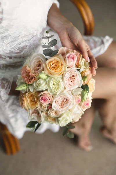 Zbliżenie bukiet kwiatów w rękach panny młodej — Zdjęcie stockowe