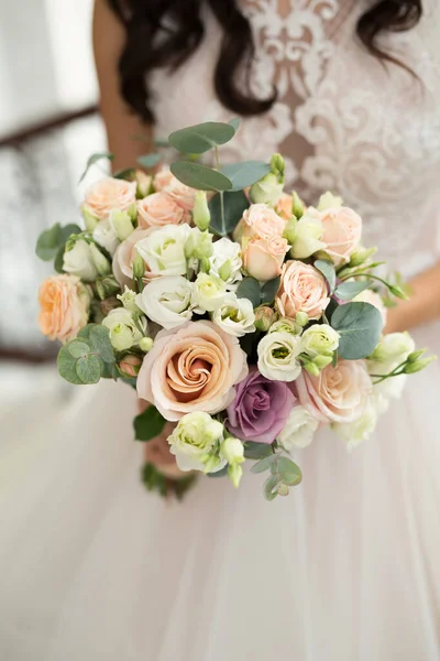 Detailní záběr kytice květin v rukou nevěsty — Stock fotografie