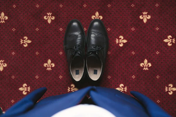 ブルーメンズスーツと黒新郎の靴. — ストック写真