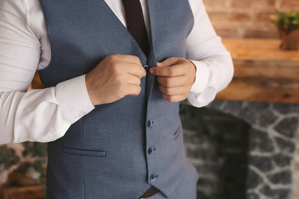 Чоловік одягає весільний костюм і застібає кнопку — стокове фото
