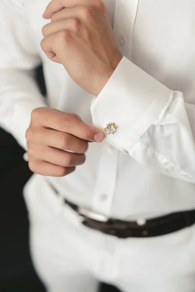 男性はシャツを着て結婚式の日の朝にカフスボタンを締め — ストック写真