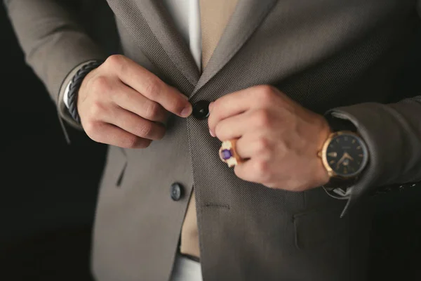 Un uomo indossa un abito da sposa e fissa un pulsante — Foto Stock