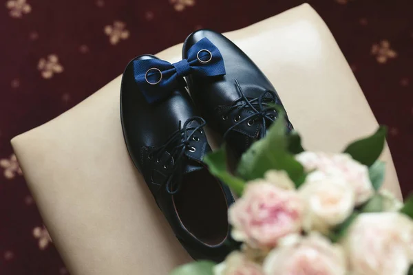 Scarpe da uomo, bouquet, cravatta e anelli su una sedia. La vista dall'alto. — Foto Stock