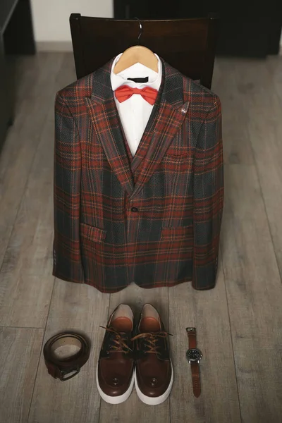 Стильний чоловічий плетений костюм і коричневе взуття, годинник і пояс для наречених . — стокове фото