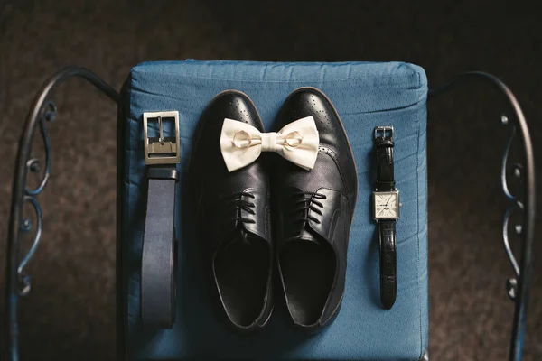Scarpe da uomo, orologio, cintura, cravatta e anelli su una sedia. La vista dall'alto. — Foto Stock