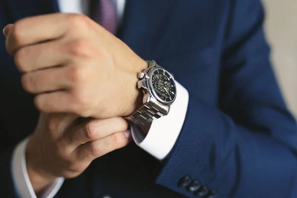 Primer plano de las manos del novio con un reloj. — Foto de Stock