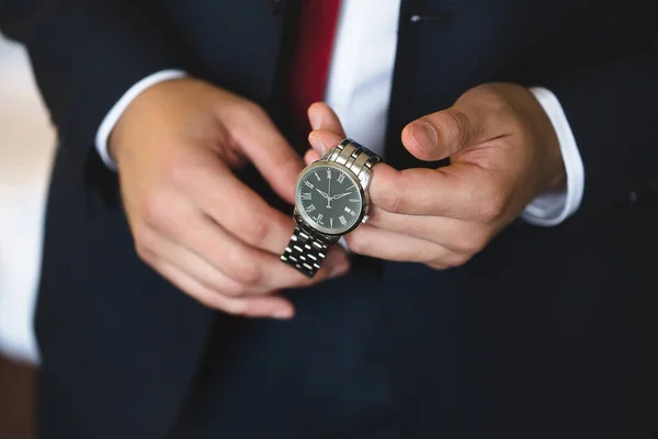 Primer plano de las manos del novio con un reloj. — Foto de Stock