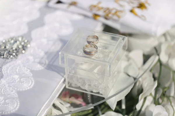 ガラスの箱の中の二つの黄金の結婚指輪. — ストック写真