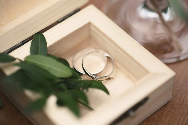 Gold wedding rings in a wooden box. — Stock Photo, Image