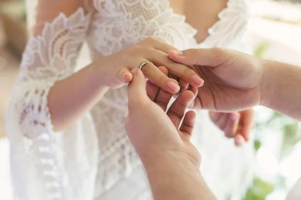 O noivo coloca o anel no dedo da noiva em close-up. — Fotografia de Stock