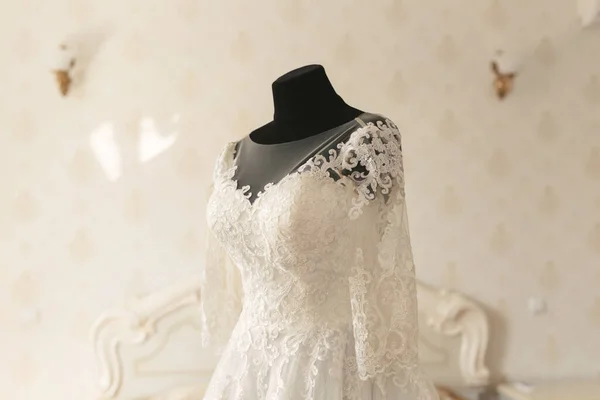 Великолепное свадебное платье на манекене в белой комнате — стоковое фото